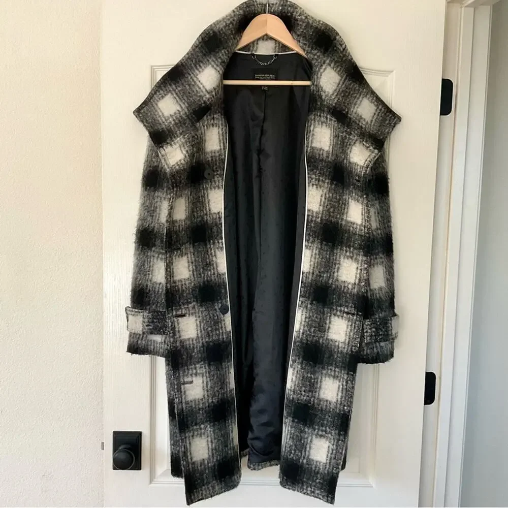 Banana Republic large scale